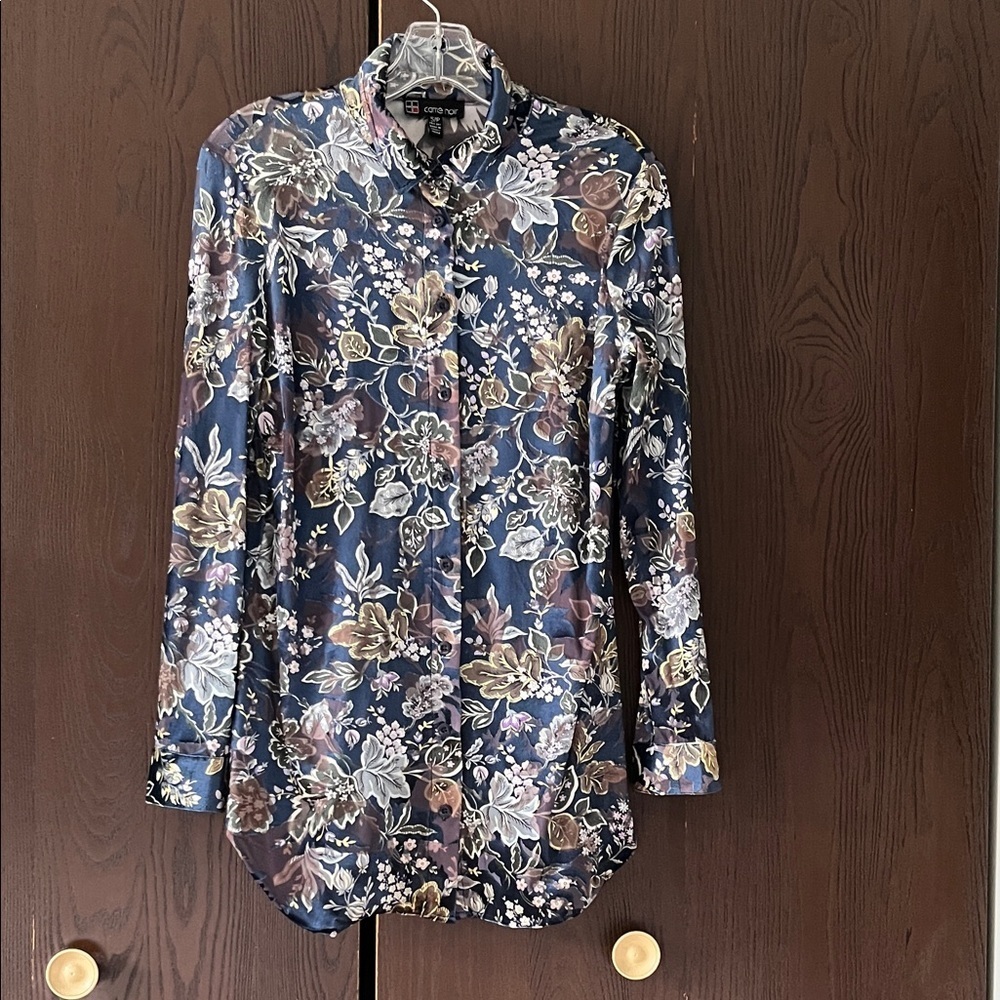 Carre Noir long sleeved velvety navy blouse with floral pattern. Size Small.
